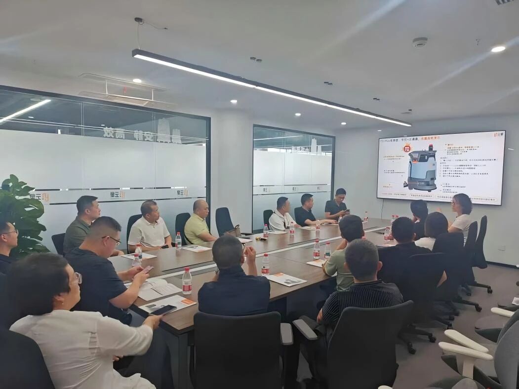 郑州大学创投会走进云象机器人，探秘智能清洁机器人现在与未来