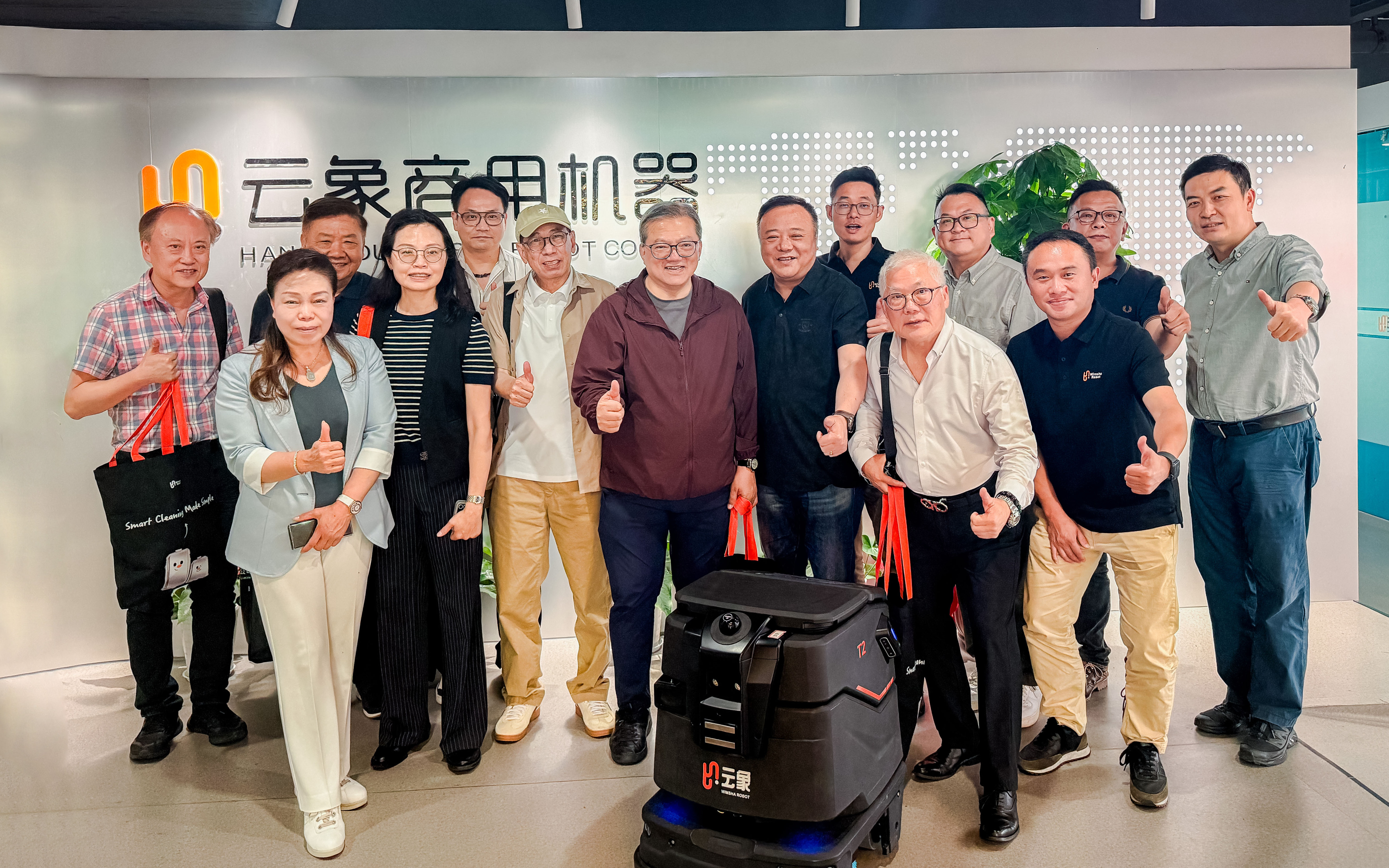 浙港联动，智赋物业｜香港物业管理师学会访问团参访云象机器人